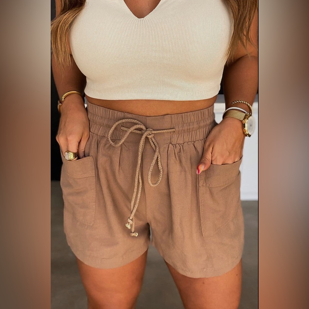 Drawstring waistband shorts with pockets